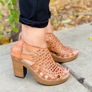 Huarache high heeled leather sandal - handmade in Mexico. Size 7, brand new!